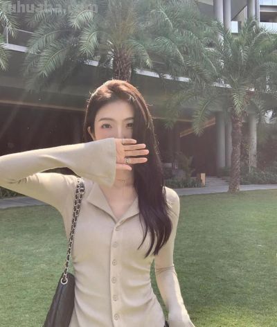 户外拍照万能姿势，学这9个动作，松弛漂亮，明媚出片有生命力 - 图画吧TUHUABA