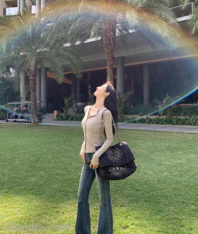 户外拍照万能姿势，学这9个动作，松弛漂亮，明媚出片有生命力 - 图画吧TUHUABA