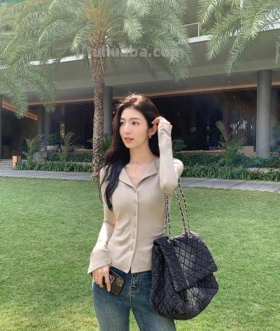 户外拍照万能姿势，学这9个动作，松弛漂亮，明媚出片有生命力 - 图画吧TUHUABA