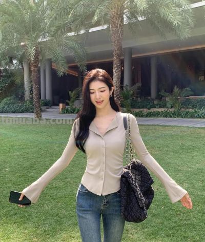 户外拍照万能姿势，学这9个动作，松弛漂亮，明媚出片有生命力 - 图画吧TUHUABA