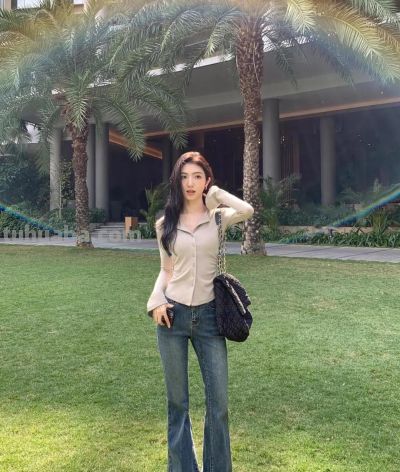 户外拍照万能姿势，学这9个动作，松弛漂亮，明媚出片有生命力 - 图画吧TUHUABA