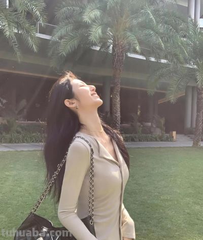 户外拍照万能姿势，学这9个动作，松弛漂亮，明媚出片有生命力 - 图画吧TUHUABA