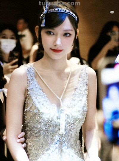 程潇cos黛西，身材丰腴，酥胸挺翘饱满，事业线诱人，不愧对称号 - 今日头条