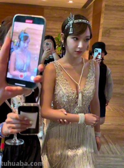 程潇cos黛西，身材丰腴，酥胸挺翘饱满，事业线诱人，不愧对称号 - 图画吧TUHUABA