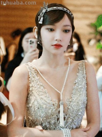 程潇cos黛西，身材丰腴，酥胸挺翘饱满，事业线诱人，不愧对称号 - 图画吧TUHUABA