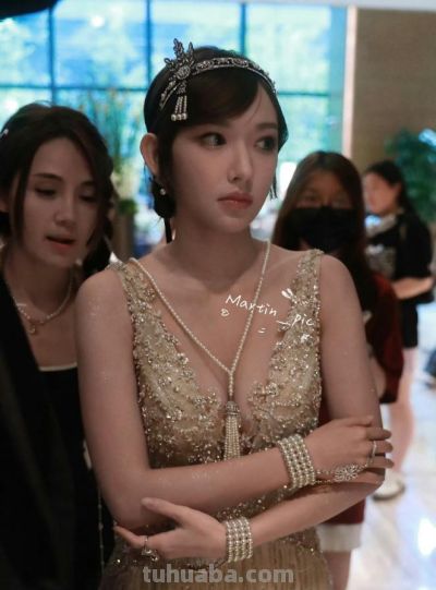 程潇cos黛西，身材丰腴，酥胸挺翘饱满，事业线诱人，不愧对称号 - 图画吧TUHUABA