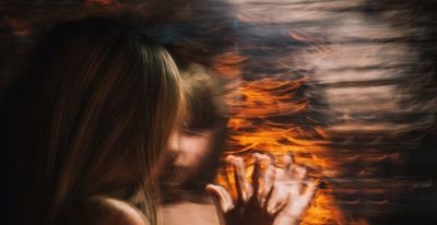 资深摄影师私藏：4 个低成本拍摄技巧，普通人也能拍出杂志感人像 - 图画吧TUHUABA