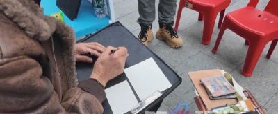 深圳街头“0.5元肖像画”火了!摊主:“减法”艺术,让更多人感受快乐 - 今日头条 深圳街头“0.5元肖像画”火了!摊主:“减法”艺术,让更多人感受快乐 - 图画吧TUHUABA