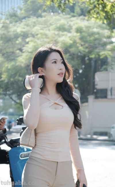 路边拍照7个小动作，松弛自然很漂亮，跟着拍照很出片 - 图画吧TUHUABA