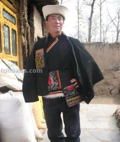青海世居民族服饰大赏|把彩虹穿在身上！青海这个民族的服饰可太时尚了吧 - 图画吧TUHUABA