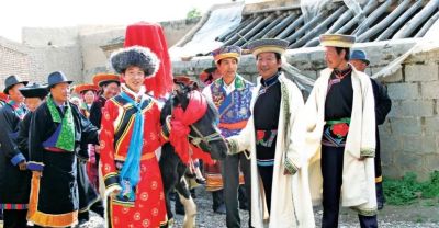 青海世居民族服饰大赏|把彩虹穿在身上！青海这个民族的服饰可太时尚了吧 - 图画吧TUHUABA