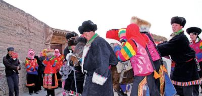 青海世居民族服饰大赏|把彩虹穿在身上！青海这个民族的服饰可太时尚了吧 - 图画吧TUHUABA