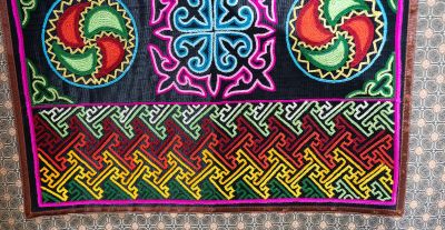 青海世居民族服饰大赏|把彩虹穿在身上！青海这个民族的服饰可太时尚了吧 - 图画吧TUHUABA