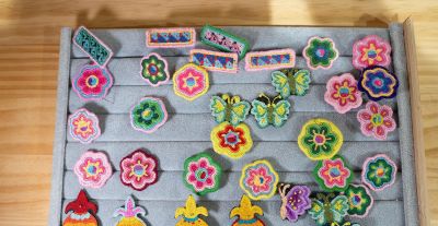 青海世居民族服饰大赏|把彩虹穿在身上！青海这个民族的服饰可太时尚了吧 - 图画吧TUHUABA