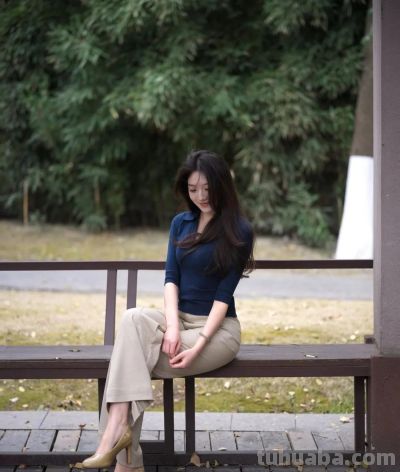 户外拍照，7个小动作，拍得温柔拍得美，出片上镜又大方 - 图画吧TUHUABA