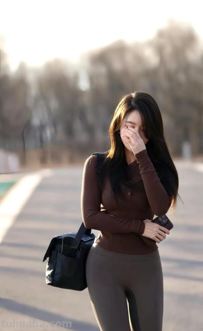 路边拍照：7个小动作，松弛漂亮，自然出片 - 图画吧TUHUABA