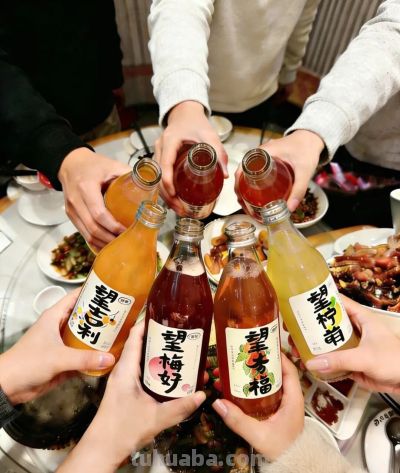 吃年夜饭不要再拍一大桌子菜了！2026不一样的新年拍照技巧 - 图画吧TUHUABA