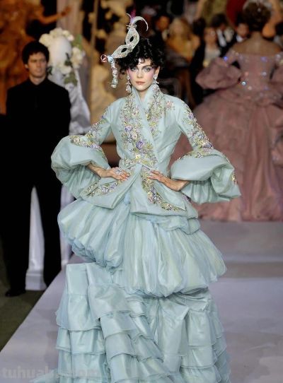 明星礼服遇上手绘笔触，次元壁破出绝美火花，高级感拉满！ - 图画吧TUHUABA