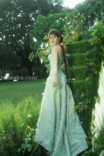 明星礼服遇上手绘笔触，次元壁破出绝美火花，高级感拉满！ - 图画吧TUHUABA