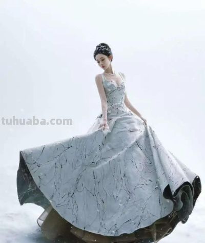 明星礼服的 “二次元打开方式”，每一幅都像从梦境里走出来的 - 图画吧TUHUABA