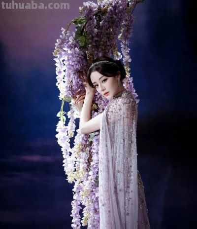 明星礼服的 “二次元打开方式”，每一幅都像从梦境里走出来的 - 图画吧TUHUABA