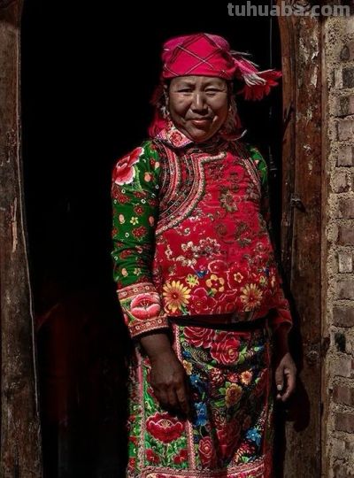 同一张图，用不同AI提示词竟能“画”出两种水彩 - 图画吧TUHUABA