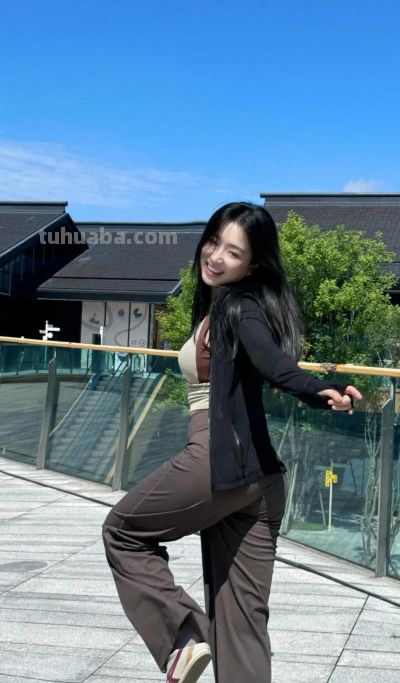 户外拍照，教你12个动作，拍照明媚出片，松弛漂亮 - 图画吧TUHUABA