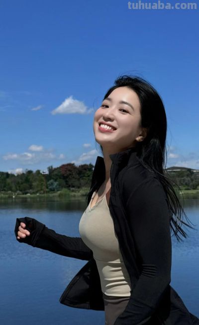 户外拍照，教你12个动作，拍照明媚出片，松弛漂亮 - 图画吧TUHUABA