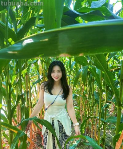 户外游玩拍照，8个小动作，松弛漂亮，上镜出片很自然 - 图画吧TUHUABA