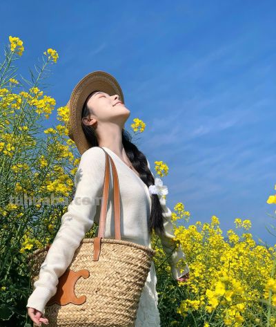 过年踏青拍照，8个姿势+技巧，自然明媚又漂亮，拍出诗意氛围感 - 图画吧TUHUABA