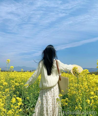 过年踏青拍照，8个姿势+技巧，自然明媚又漂亮，拍出诗意氛围感 - 图画吧TUHUABA