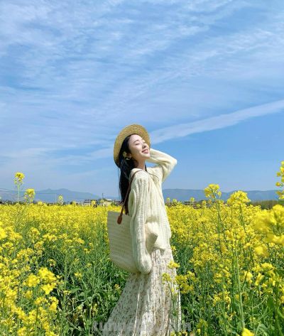 过年踏青拍照，8个姿势+技巧，自然明媚又漂亮，拍出诗意氛围感 - 图画吧TUHUABA