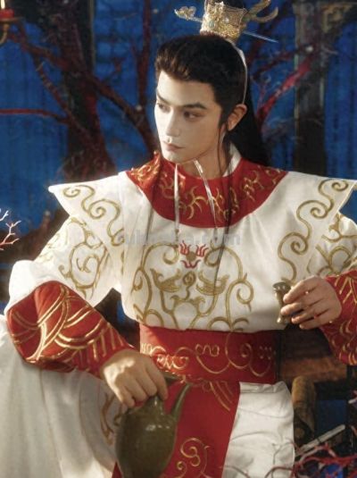 笑不活了！丁禹兮马年玩大的，cos白龙马惊艳出圈，内娱活人实锤 - 今日头条