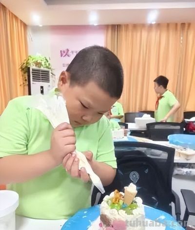 德慧课堂 | 德阳市春香公益慈善事业服务中心开展“童趣烘焙 乐享美味”蛋糕DIY课程 - 图画吧TUHUABA