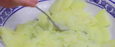 2个土豆一碗面，一擀一卷做面食，松软多层像面包，营养又解馋 - 图画吧TUHUABA