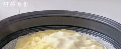 河南媳妇晒薄饼火了！蒸一蒸不用油，网友：比春饼简单，春天吃香 - 图画吧TUHUABA