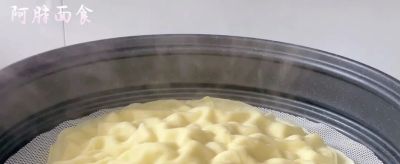 河南媳妇晒薄饼火了！蒸一蒸不用油，网友：比春饼简单，春天吃香 - 图画吧TUHUABA