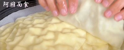 河南媳妇晒薄饼火了！蒸一蒸不用油，网友：比春饼简单，春天吃香 - 图画吧TUHUABA