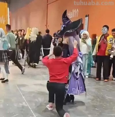 美女小姐姐cos琳奈，上厕所遭变态偷拍，肇事者仅j5天？ - 图画吧TUHUABA