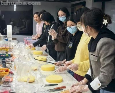 基层动态丨甜蜜时光·趣味烘焙 北新桥街道总工会开展蛋糕DIY制作活动 - 图画吧TUHUABA