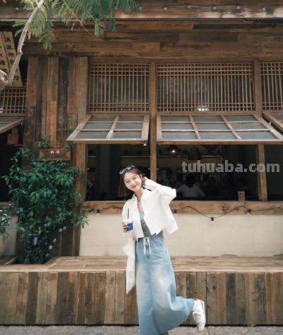 拍全身照怎么摆姿势好看？真人示范拍照动作，优雅大方 - 图画吧TUHUABA