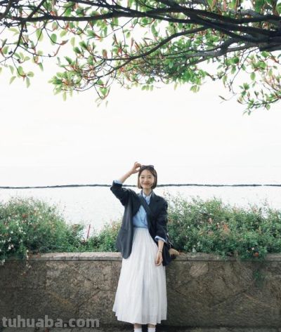 拍全身照怎么摆姿势好看？真人示范拍照动作，优雅大方 - 图画吧TUHUABA
