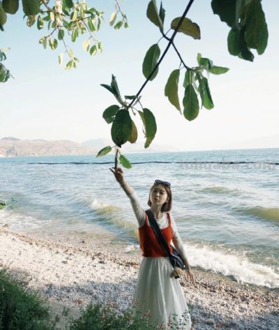 拍全身照怎么摆姿势好看？真人示范拍照动作，优雅大方 - 图画吧TUHUABA