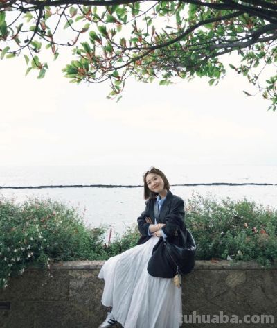 拍全身照怎么摆姿势好看？真人示范拍照动作，优雅大方 - 图画吧TUHUABA