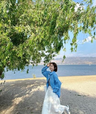 拍全身照怎么摆姿势好看？真人示范拍照动作，优雅大方 - 图画吧TUHUABA