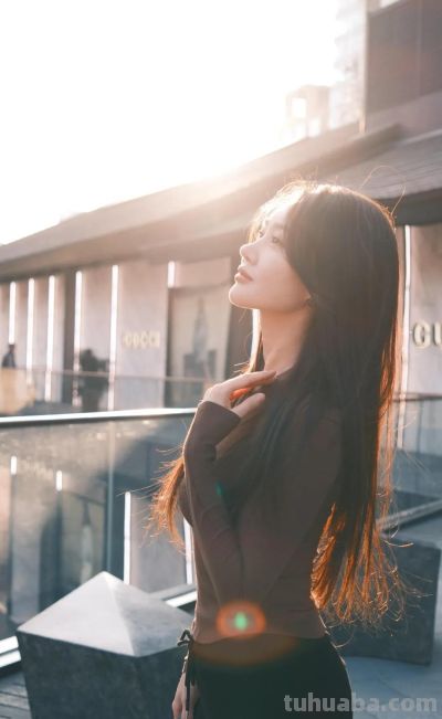 逛街打卡拍照，8个动作，休闲好看，自然又美又出片 - 图画吧TUHUABA