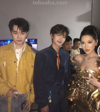 抖音盛典杀疯了!老歌混搭虚拟偶像,这舞台太会玩 - 今日头条 抖音盛典杀疯了!老歌混搭虚拟偶像,这舞台太会玩 - 图画吧TUHUABA