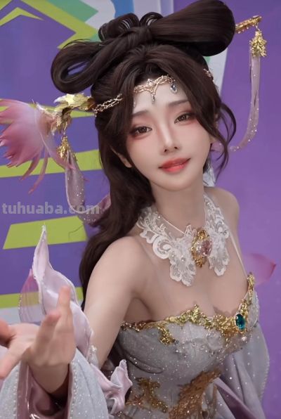 走路摇cos貂蝉，身穿白色衣裙，头戴粉色珠钗，造型超级温婉 - 今日头条