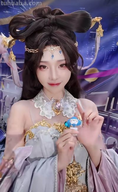 走路摇cos貂蝉，身穿白色衣裙，头戴粉色珠钗，造型超级温婉 - 图画吧TUHUABA