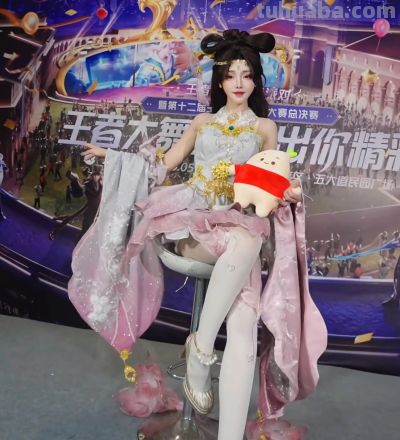 走路摇cos貂蝉，身穿白色衣裙，头戴粉色珠钗，造型超级温婉 - 图画吧TUHUABA